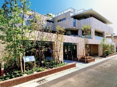 「アライブ世田谷代田」の外観。花壇には、色とりどり花々が咲いている。