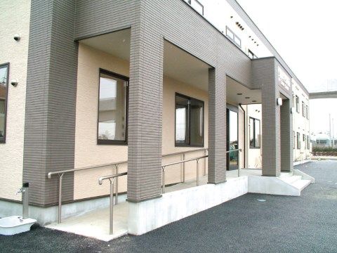 「シルバーピュア青森」の外観。木造２階建ての、こげ茶色のタイル風と肌色の外観。