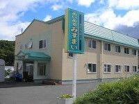 グループホームあいあるみすまいの外観写真。体育館のような形をした建物