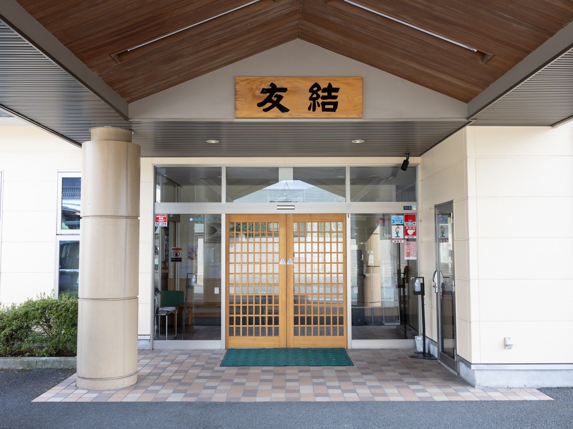 木製の扉がある玄関