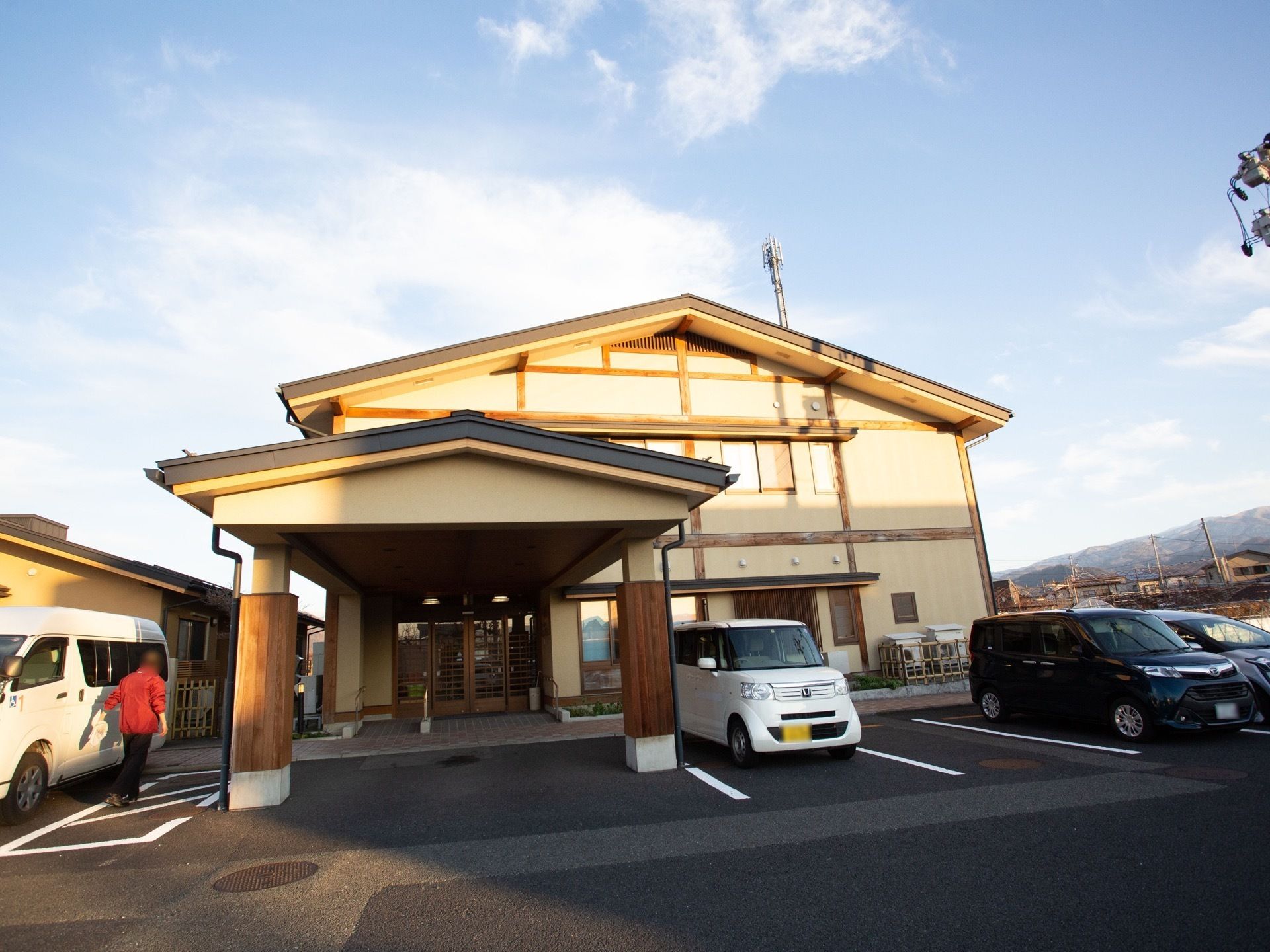 施設は広々とした敷地があり、大きな駐車スペースが用意されている。玄関までは段差がなく、安全に移動することができる。
