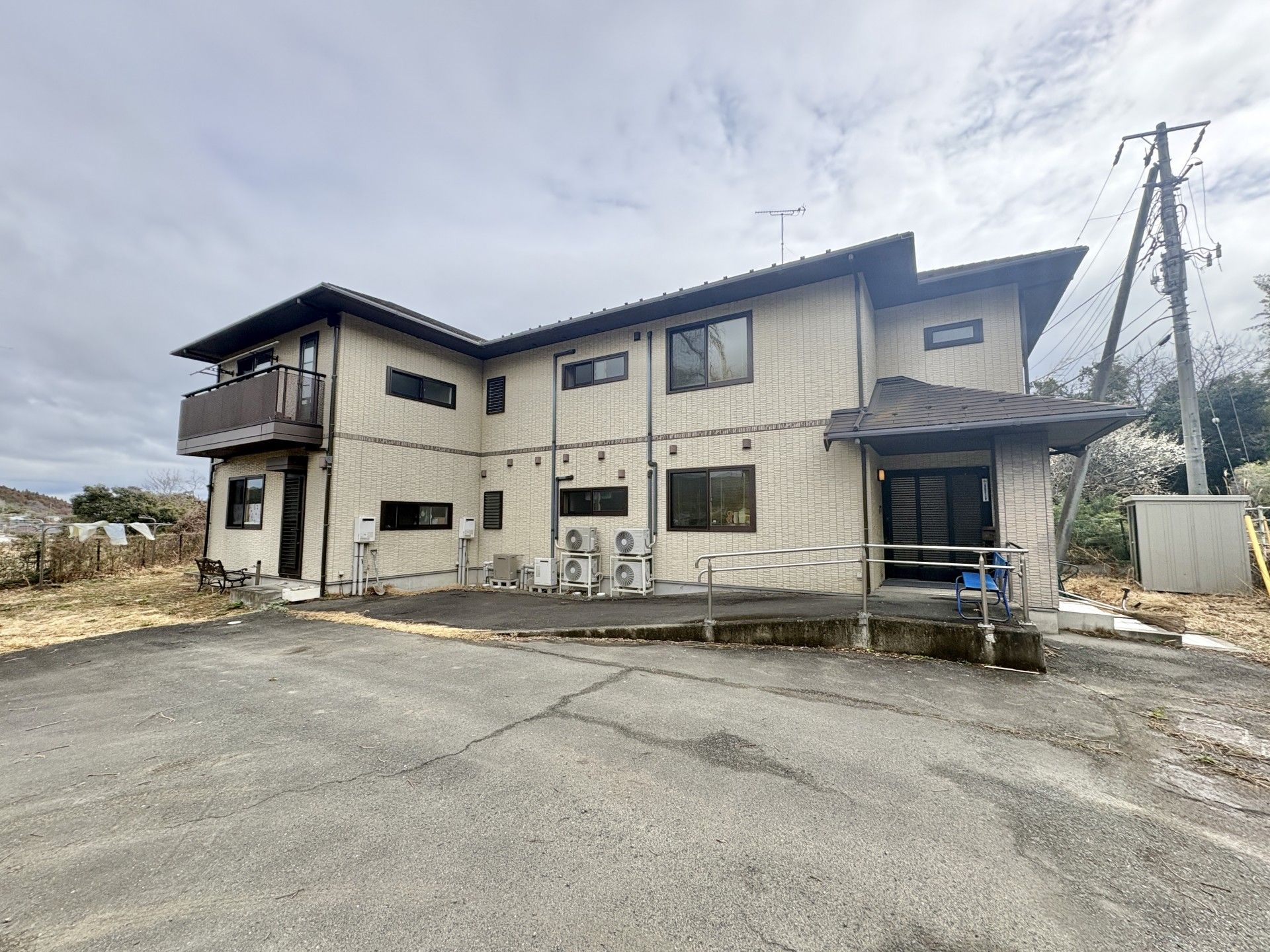 広い駐車場のある建物