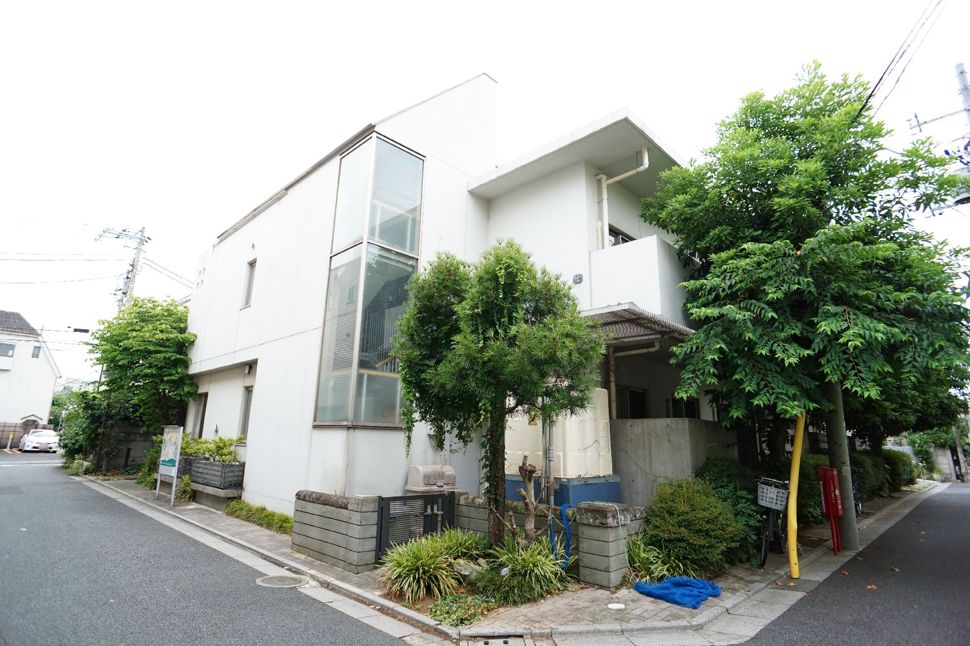 植物や木が付近に生えている介護施設