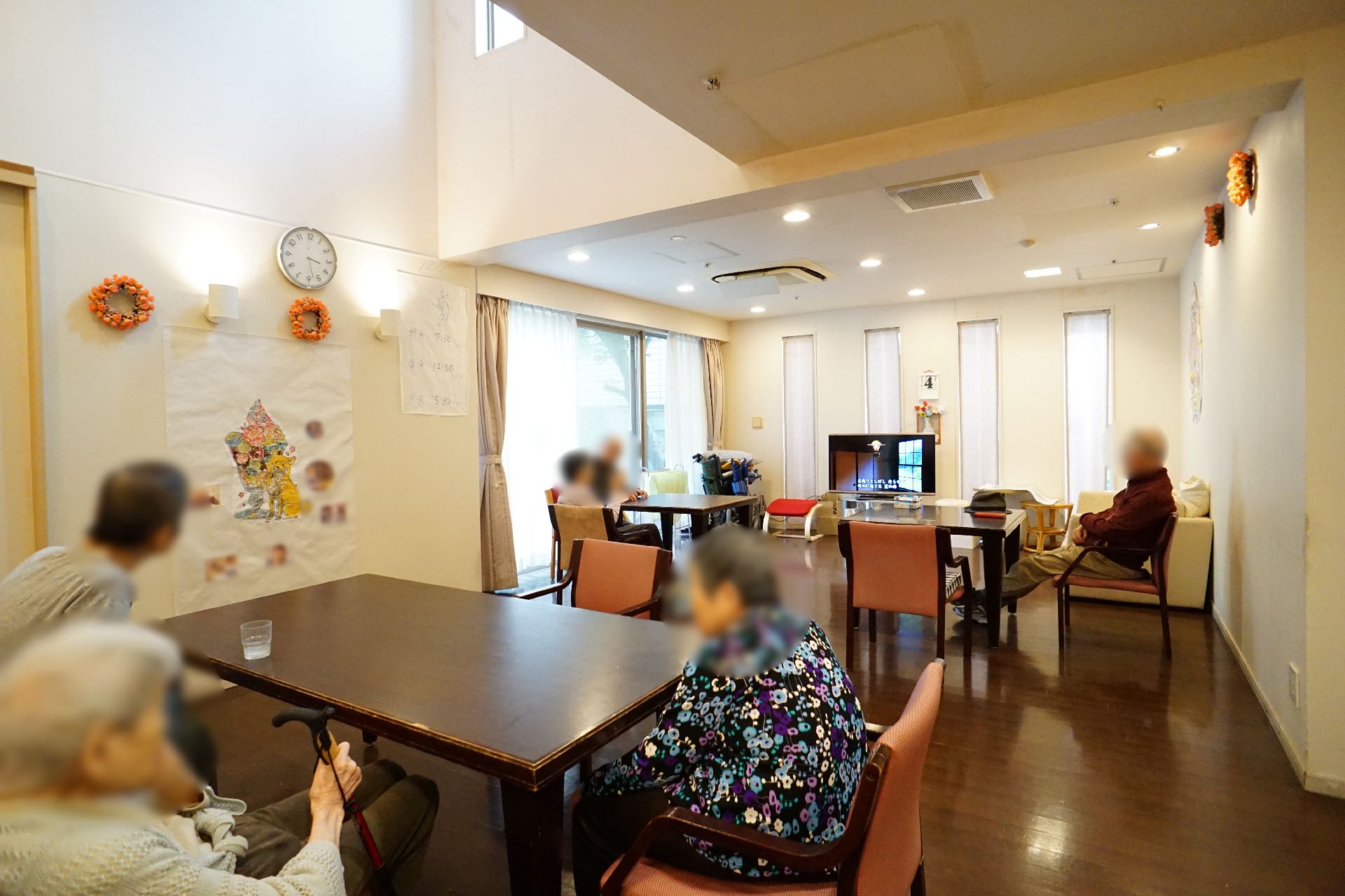 椅子やテーブルが多数設置された共有スペース