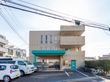 駐車場のある建物外観