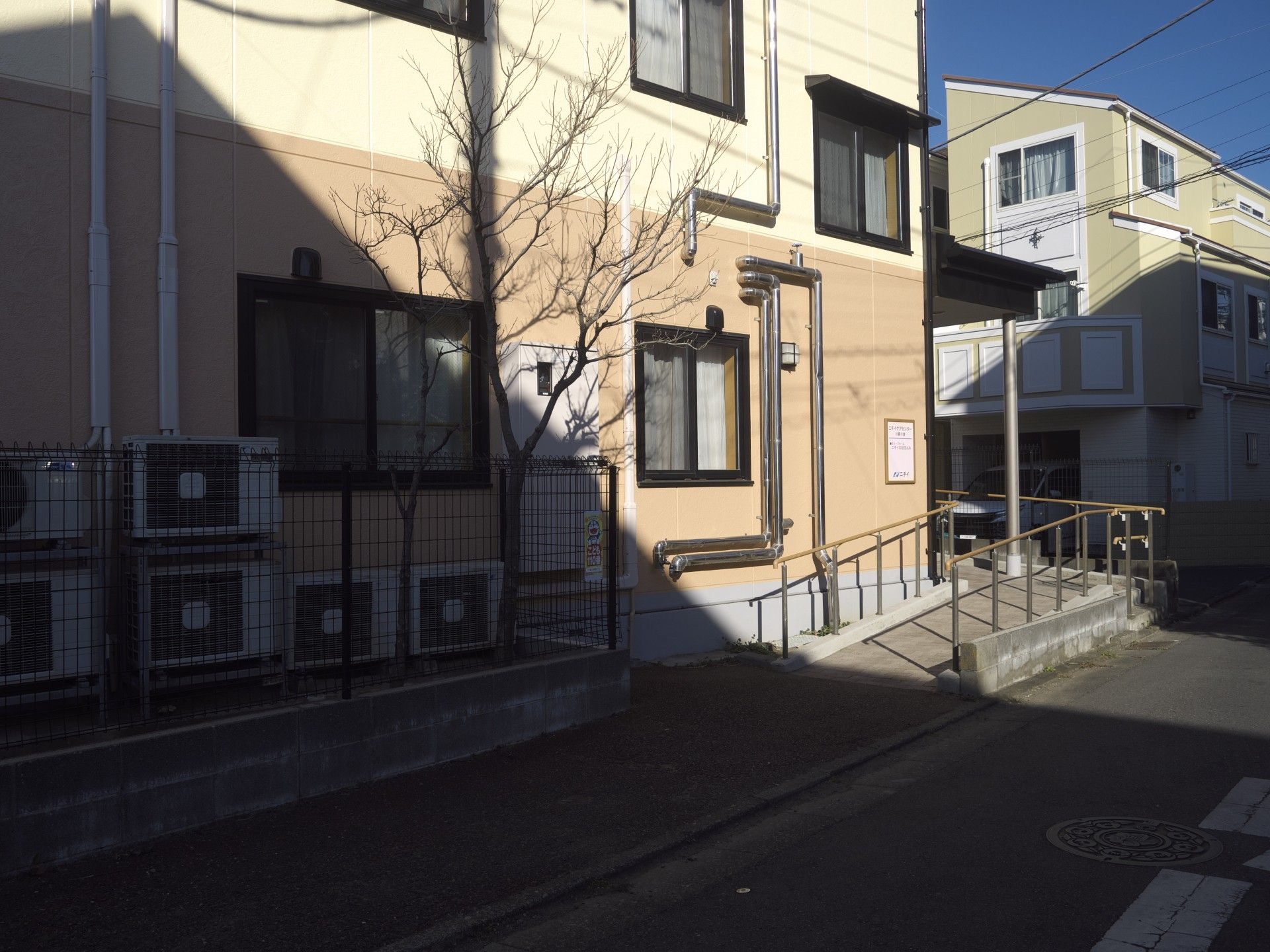 建物の外観とスロープ