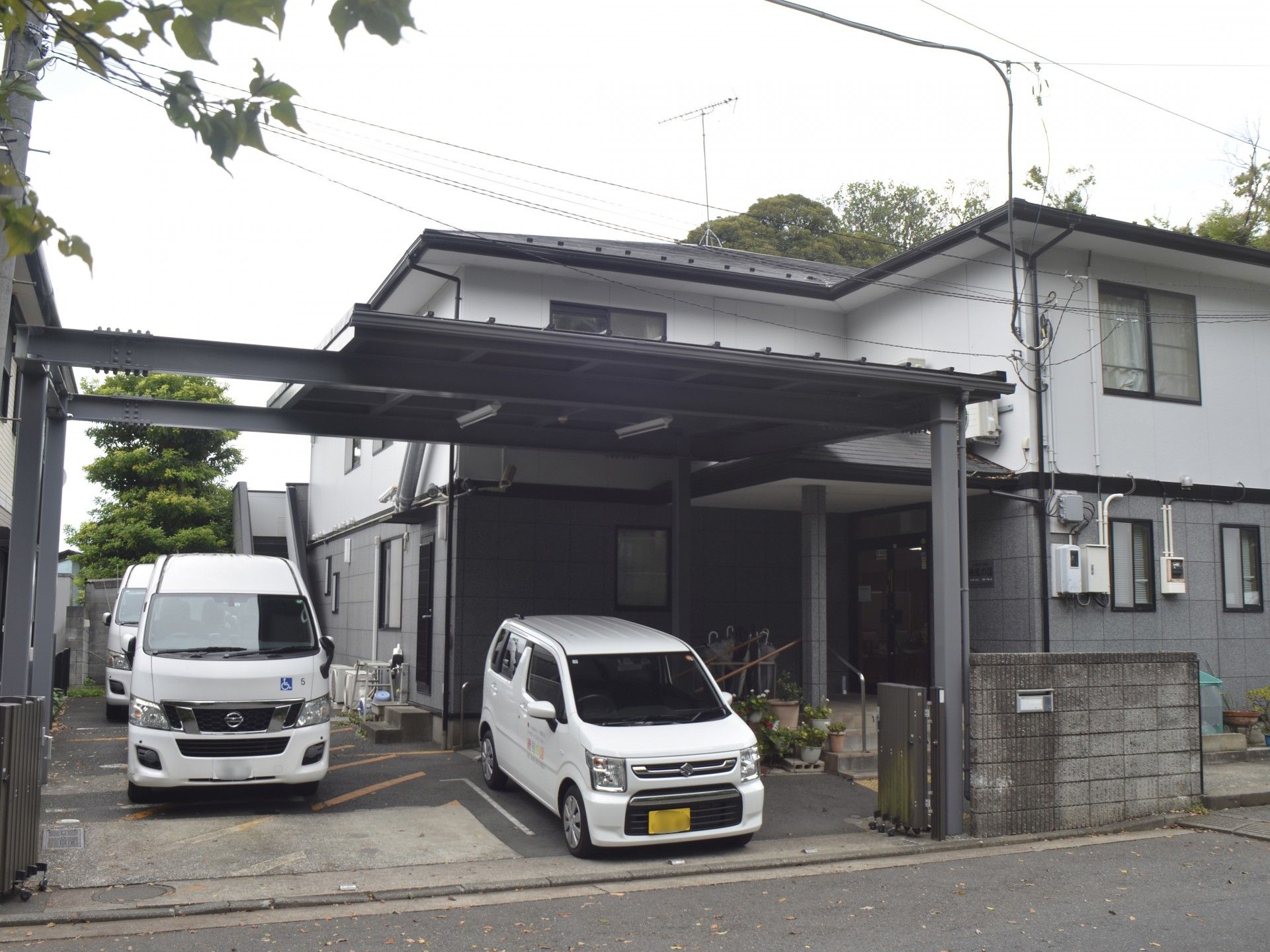 車が並ぶ建物の前
