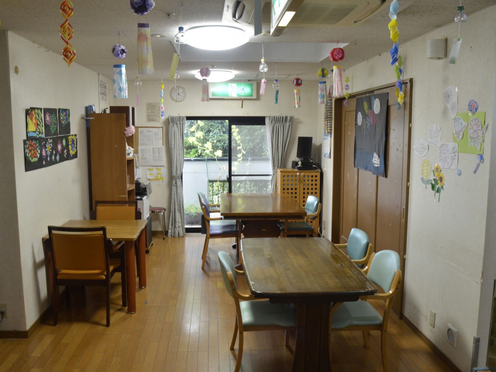 手作り装飾が飾られた部屋