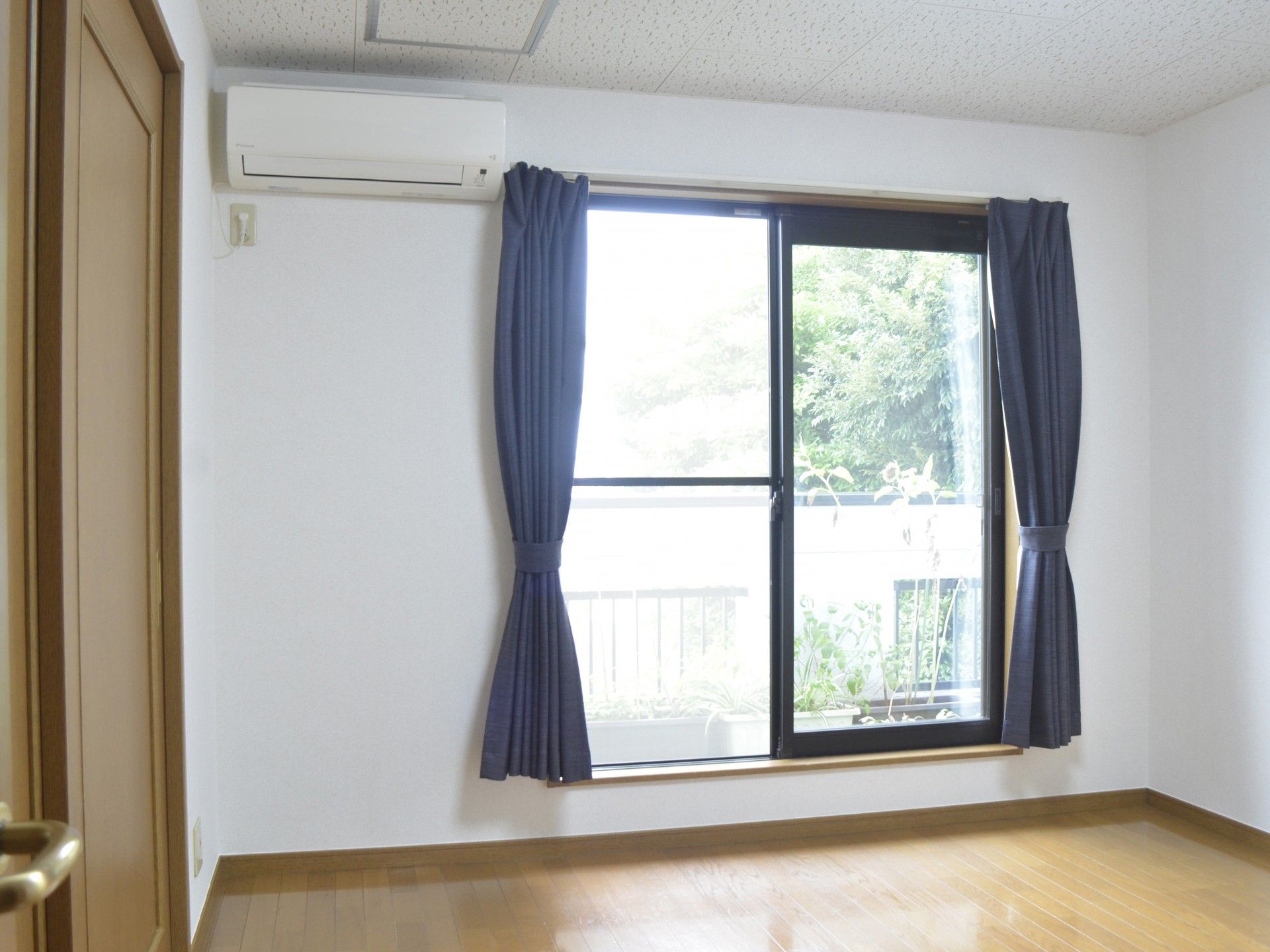 窓際の明るい部屋