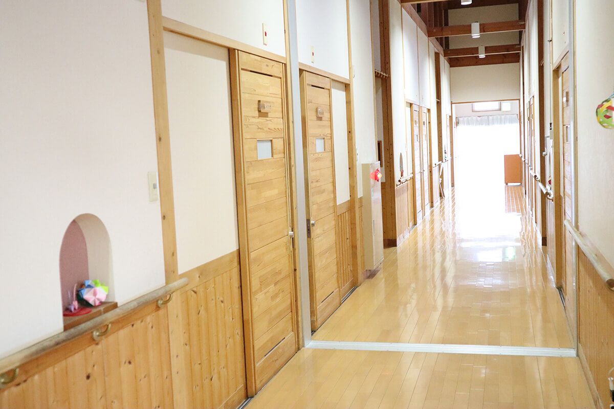 明るい廊下の風景