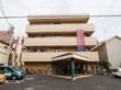 鉄骨造地上４階建てのベージュ色の外観の老人ホーム