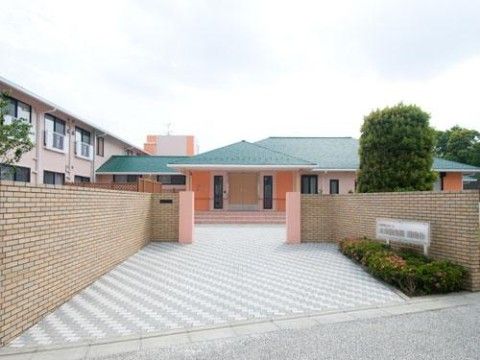 施設の建物はカラフルな配色で、明るい外観となっている。施設らしさを感じさせない、可愛らしい雰囲気がある。