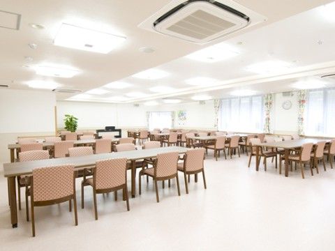 食堂は天井と壁、フローリングの色が清潔感のある白色で、洗練された雰囲気を感じる。明るい空間でお食事を楽しめる。