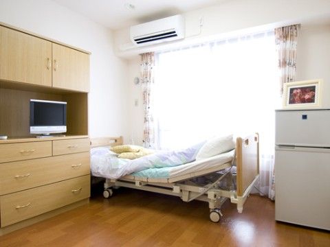 窓がある居室は、明るい空間となっている。ベッドやテレビ、冷蔵庫などの家具家電を置いて、プライベートの時間を過ごしていただける。
