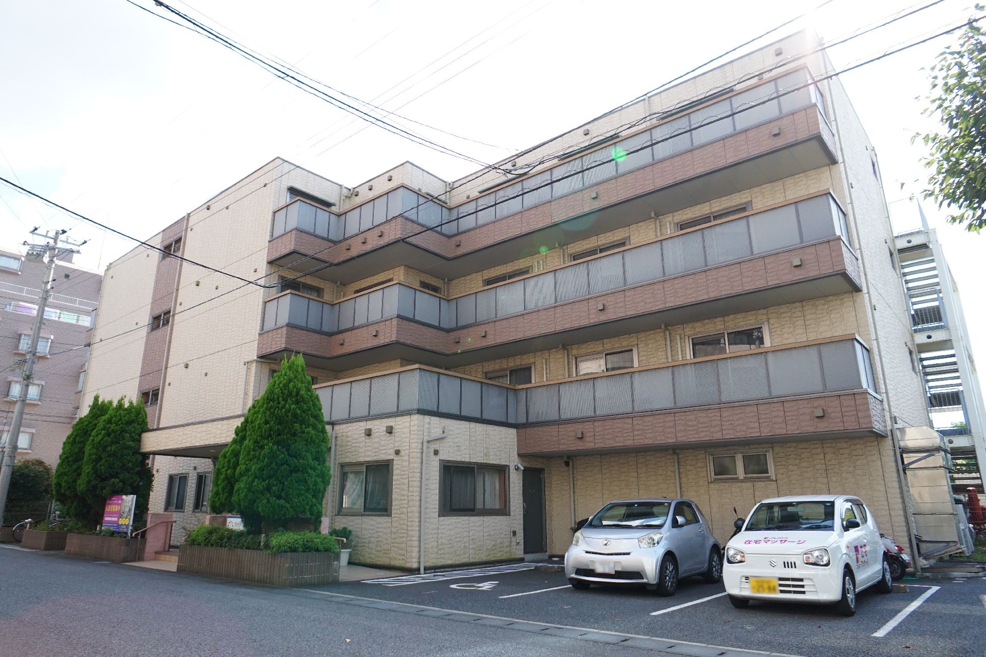 ベージュとブラウンを基調とした４階建ての外観の老人ホーム