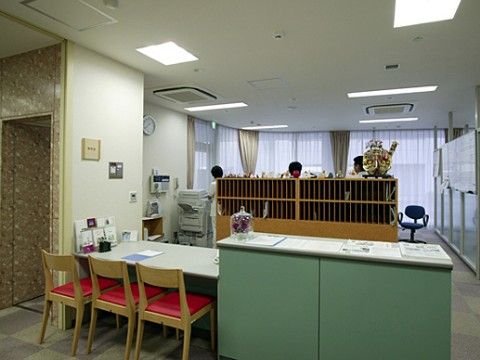 受付カウンターでは、施設の詳細は専門のスタッフから詳しく説明を受けることができ、体験入居や見学の予約を申し込みできる。