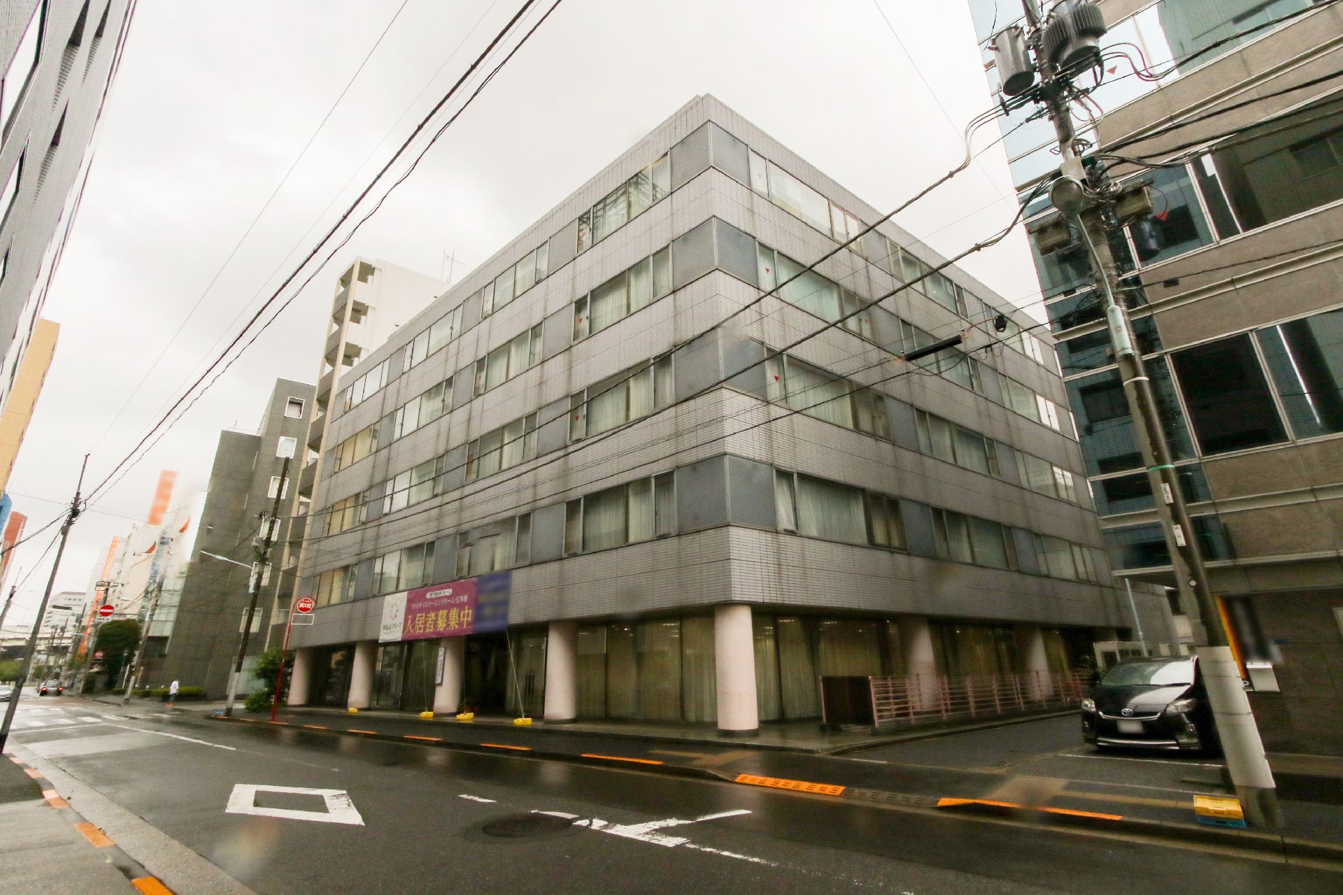 地下１階と地上６階建ての施設