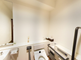 バリアフリーの明るいトイレ設備