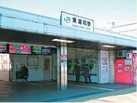 JR武蔵野線の駅で、駅舎の前は広くタイル張りになっている。構内にはエレベーター、エスカレーターがある。