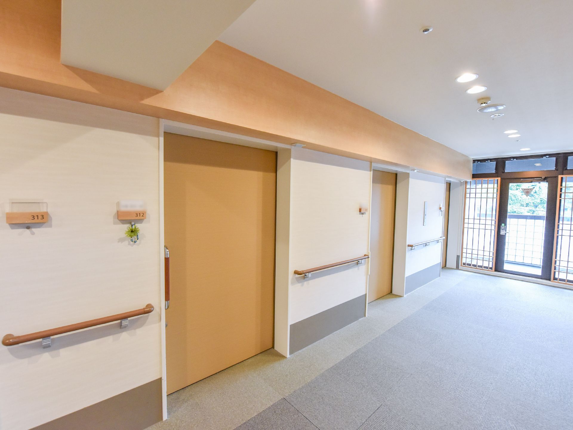 部屋の個室には鍵があり、部屋の前には鍵をかけられるようになっている。部屋と部屋の間には手すりが取り付けられている。