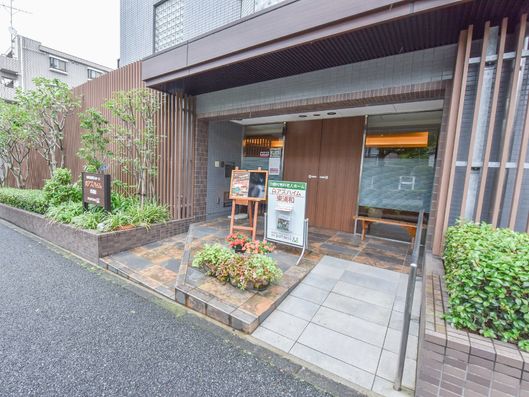 玄関前3