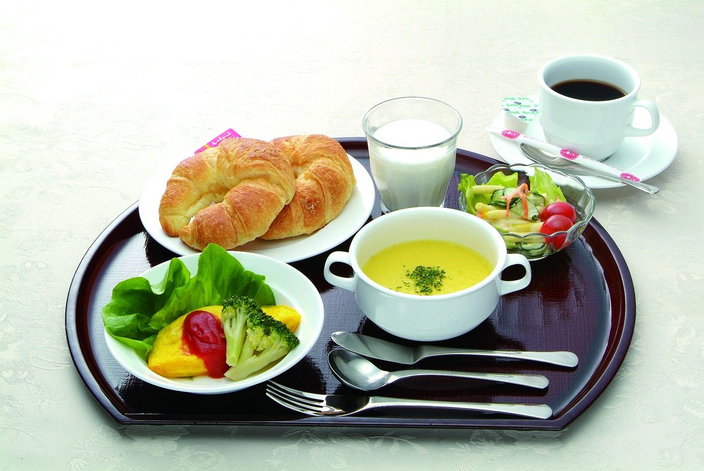 ご飯を始めとする全6品の食事が提供される。スープが入っている器には取っ手が2つついていて、飲みやすくなっている。