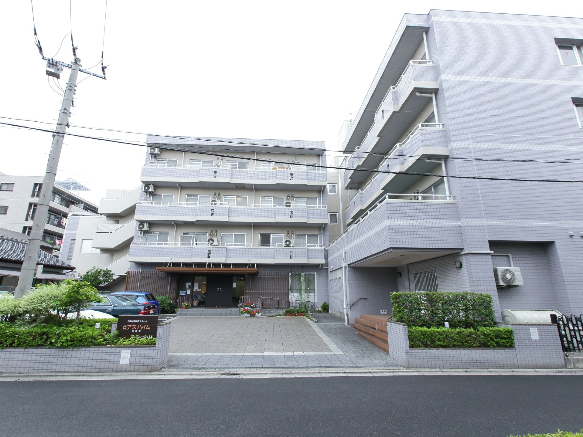 高級マンションのような佇まいで、落ちついた環境。鉄筋コンクリート造で耐火構造、地上4階建ての建物である。