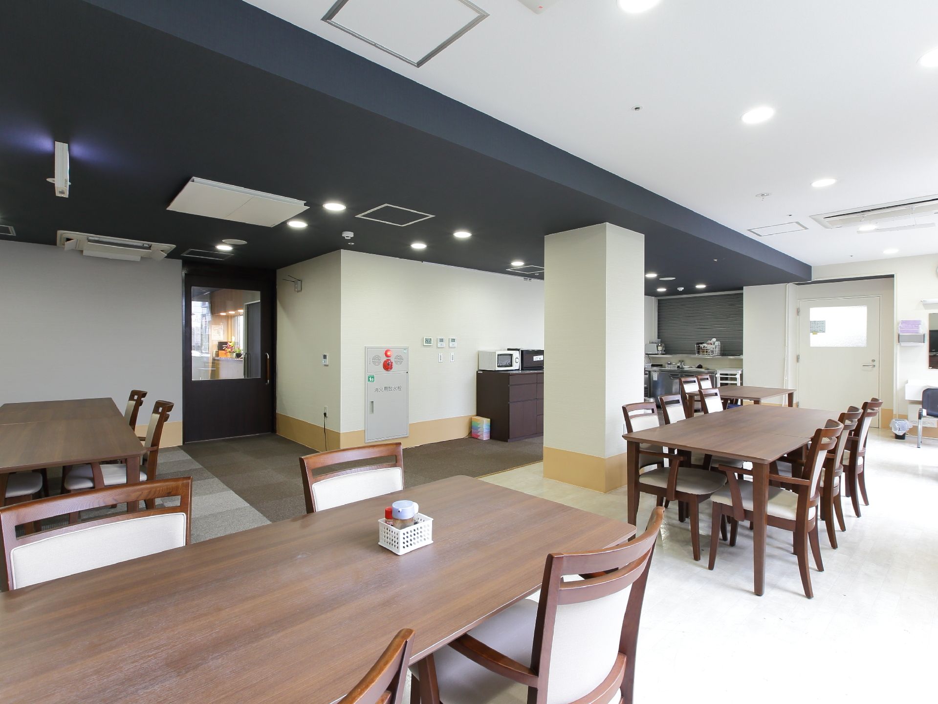 栄養士による栄養面を考慮したおいしい食事と、おやつを用意している。旬の素材を使用して、美味しさとバランスを考えて提供する。