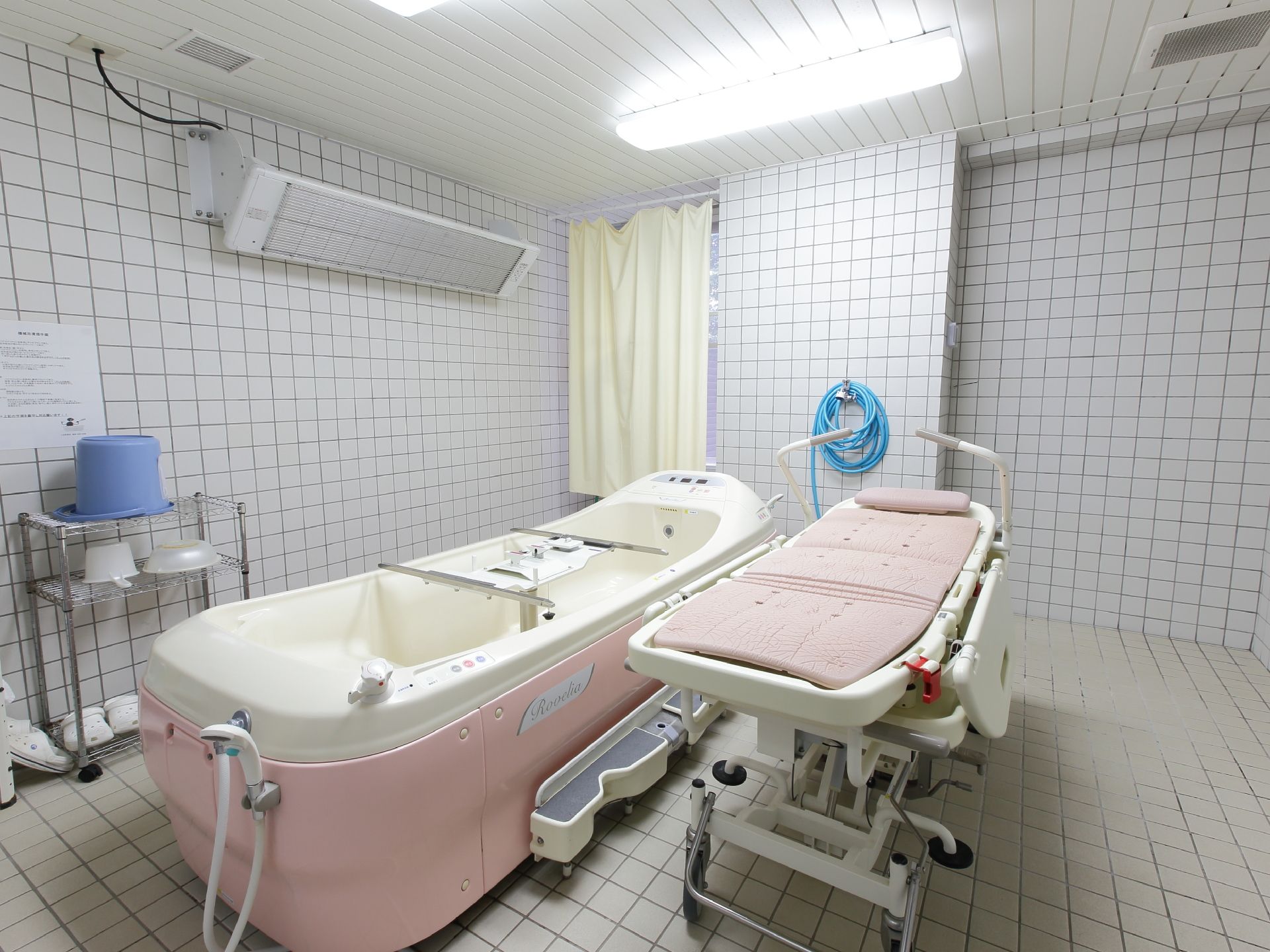 完全に介助が必要な人のためにストレッチャーを使用して入浴するが、入浴者1人に対して介助者2人体制で行う。