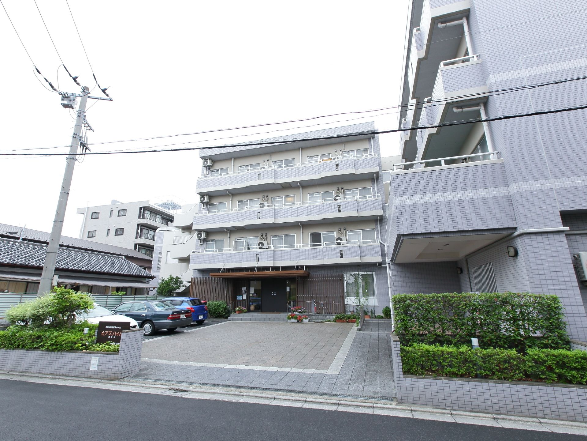 施設の玄関前に設けられた、車が３台停められている駐車場