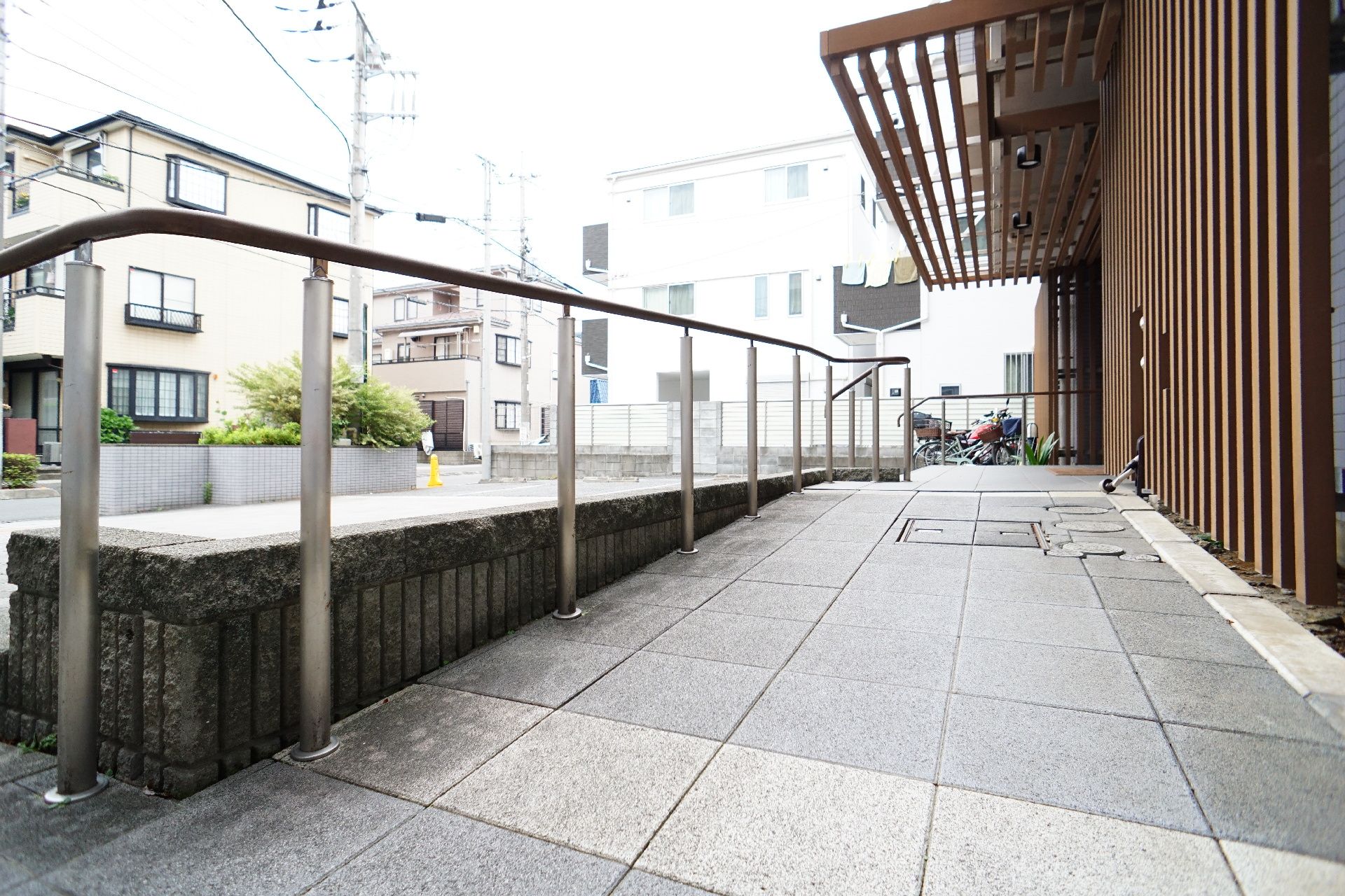 車椅子を使う人のためにスロープを設置している介護施設の外観