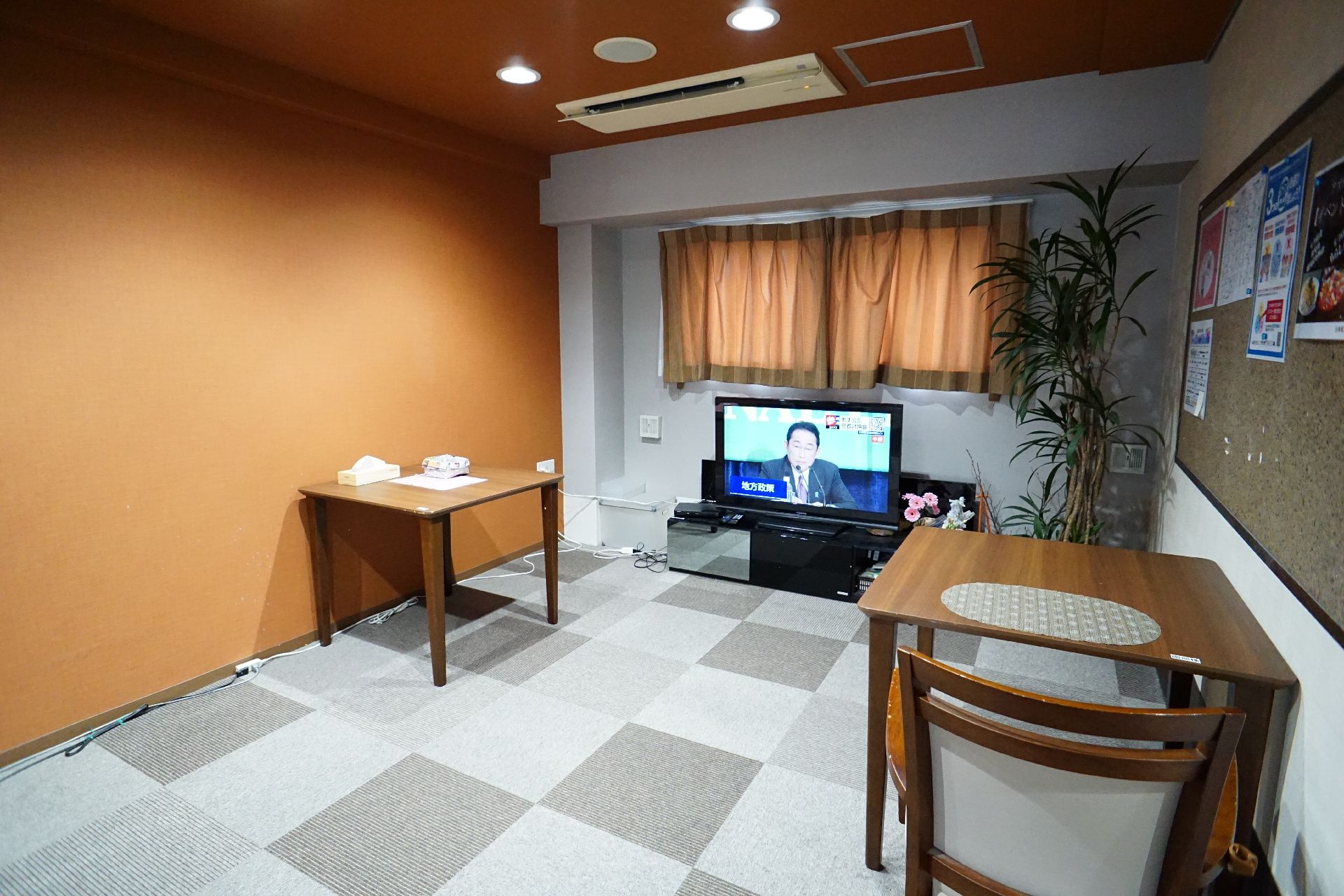 椅子とテーブルが数多く設置されている共有スペース