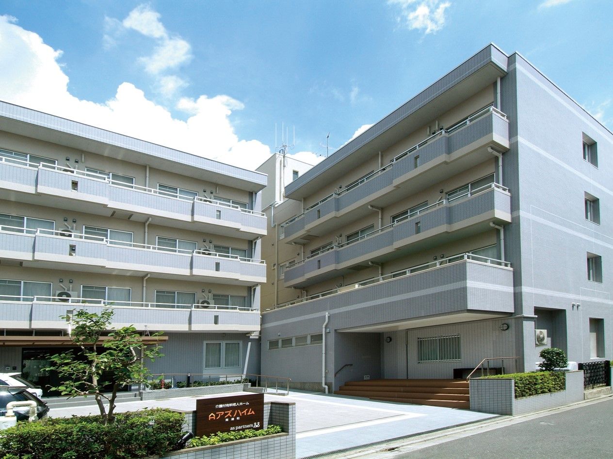 建物の正面からの眺め。施設敷地内、建物正面から左側に駐車場があり、便利に乗り降り出来るようになっている。