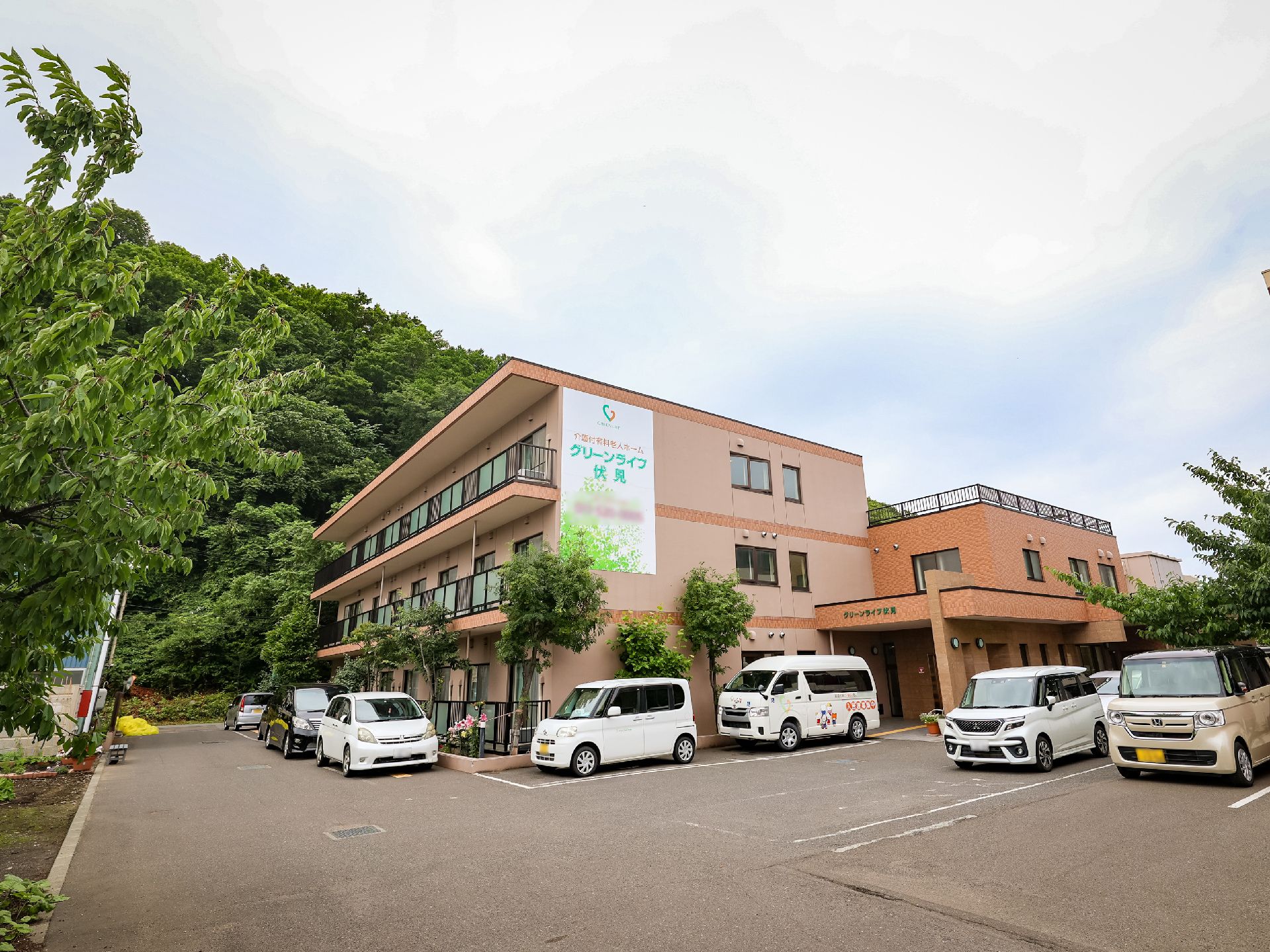 駐車場を完備した施設外観