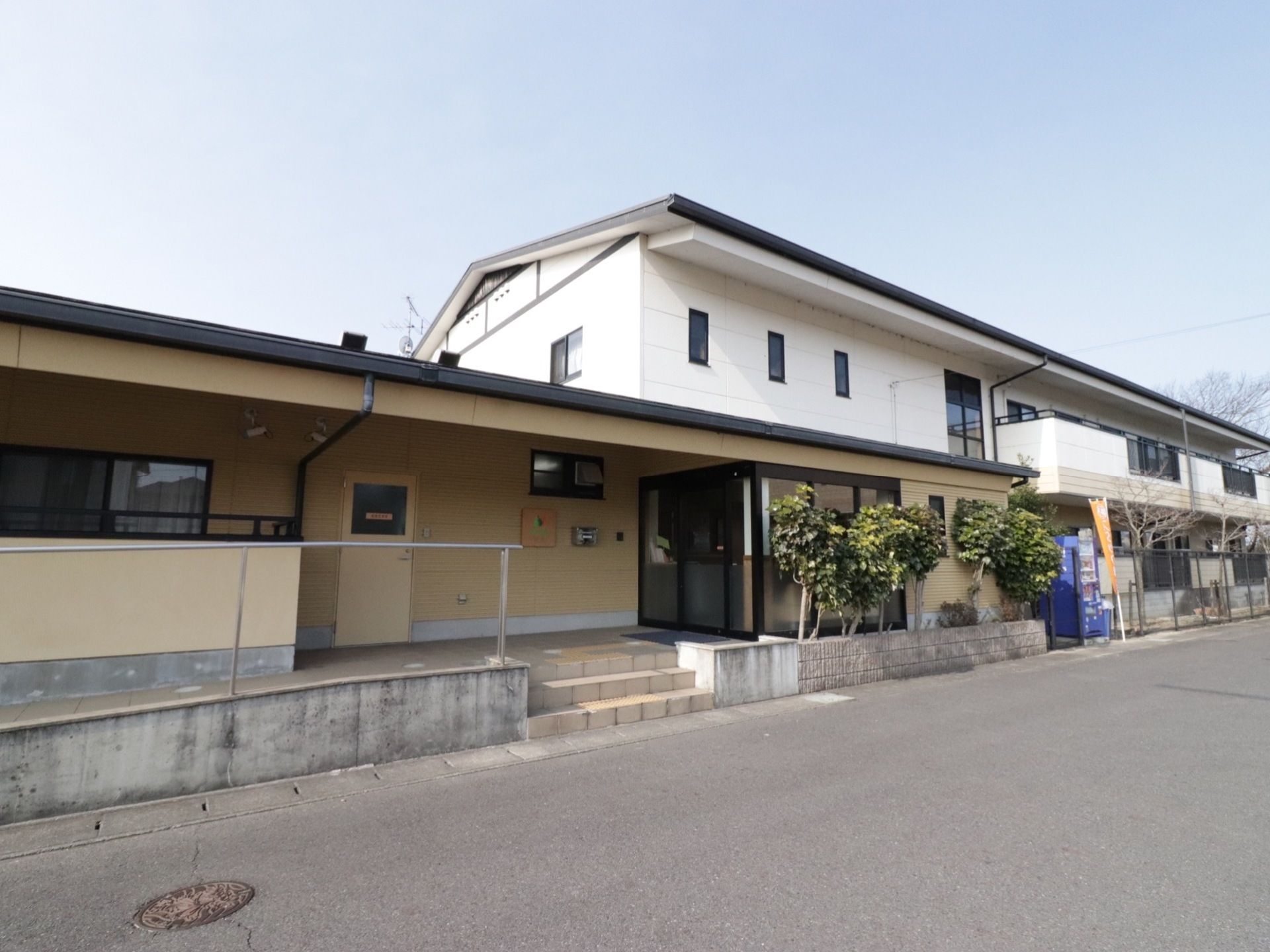 玄関スペースは車椅子をご利用の方や介護が必要な方に、余裕を持って移動していただけるよう、地面に物を置かずすっきりした空間となっている。