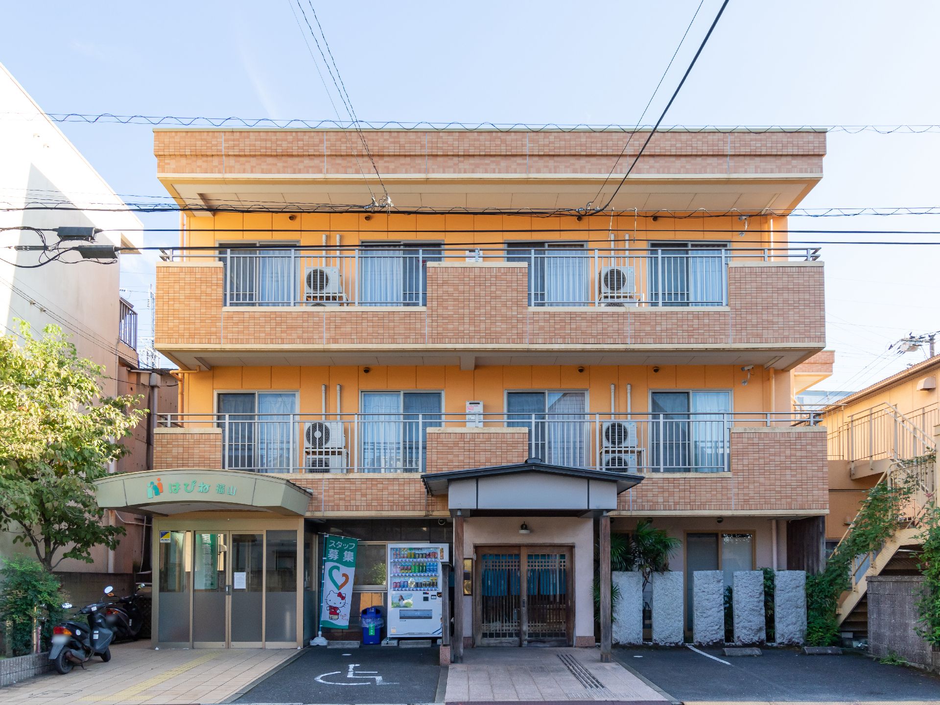 マンションのように大きく、オレンジ色で構成された特徴的な外見