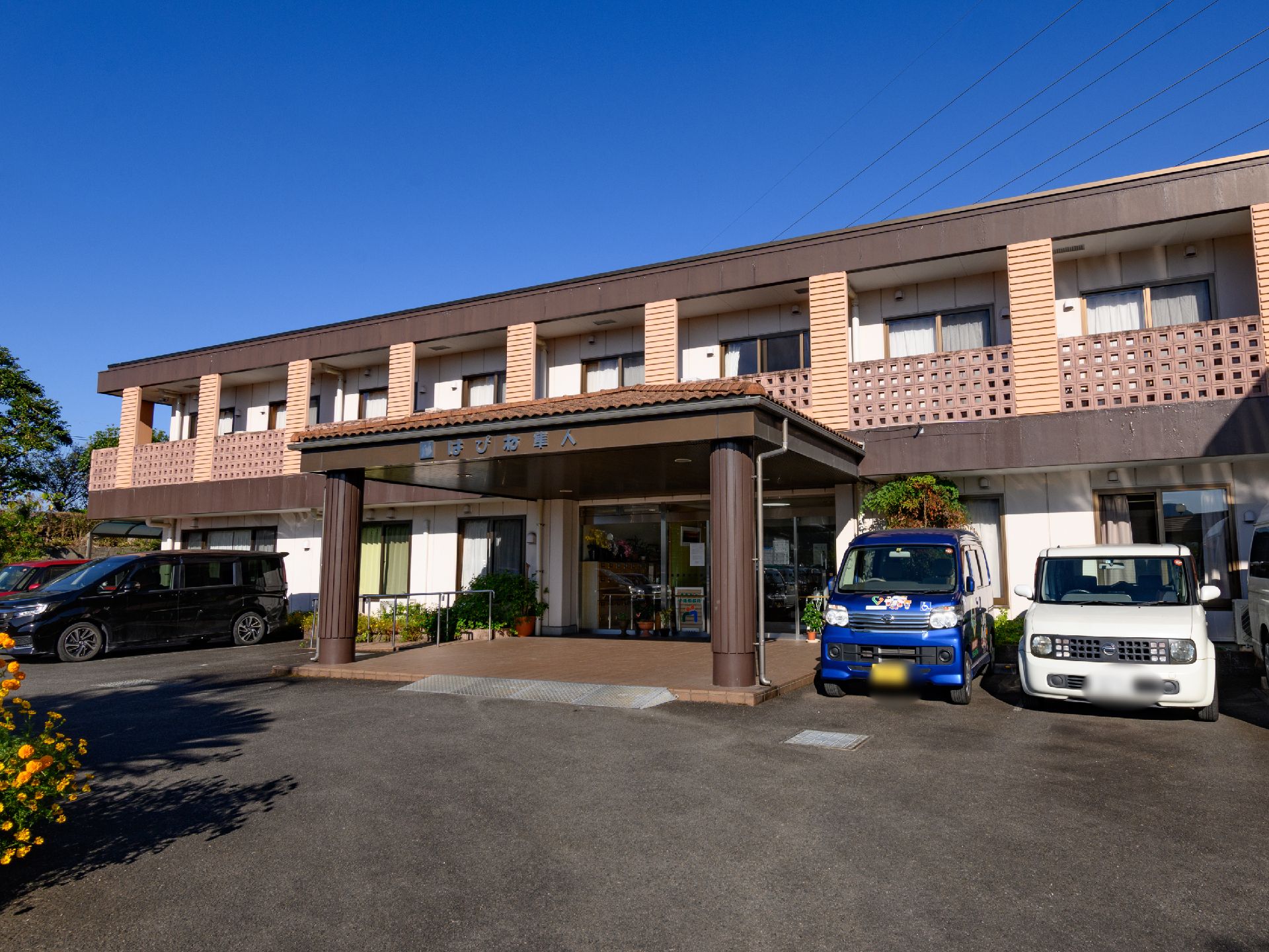 外壁は肌色と茶色の2色で構成され、おしゃれな雰囲気を持つ施設の外観