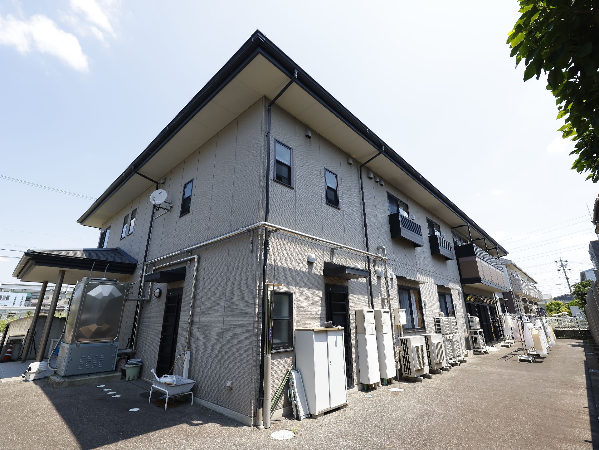 日本風の屋根があり、民家のようにも見える施設の外観