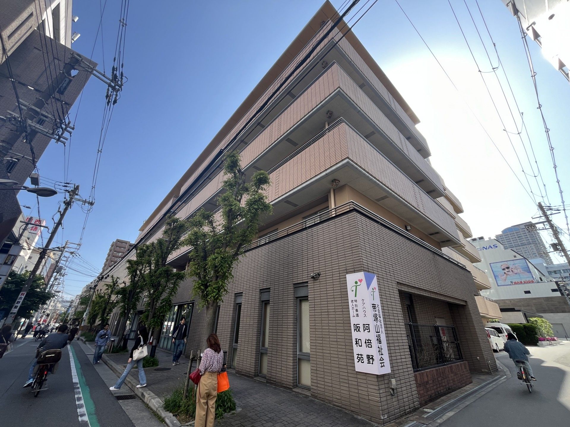 街角に立つ建物