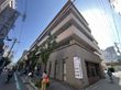 街角に立つ建物