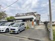 駐車場と建物の外観