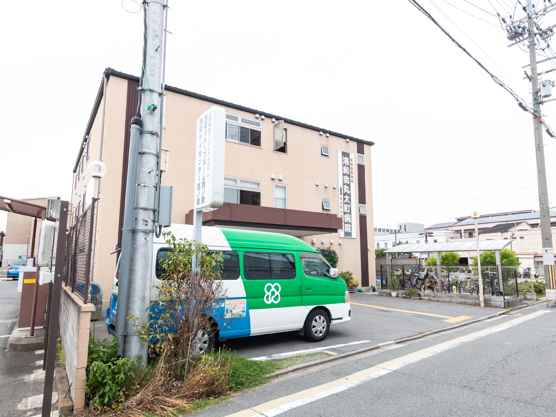 駐車場付近から見た、介護施設全体の外観