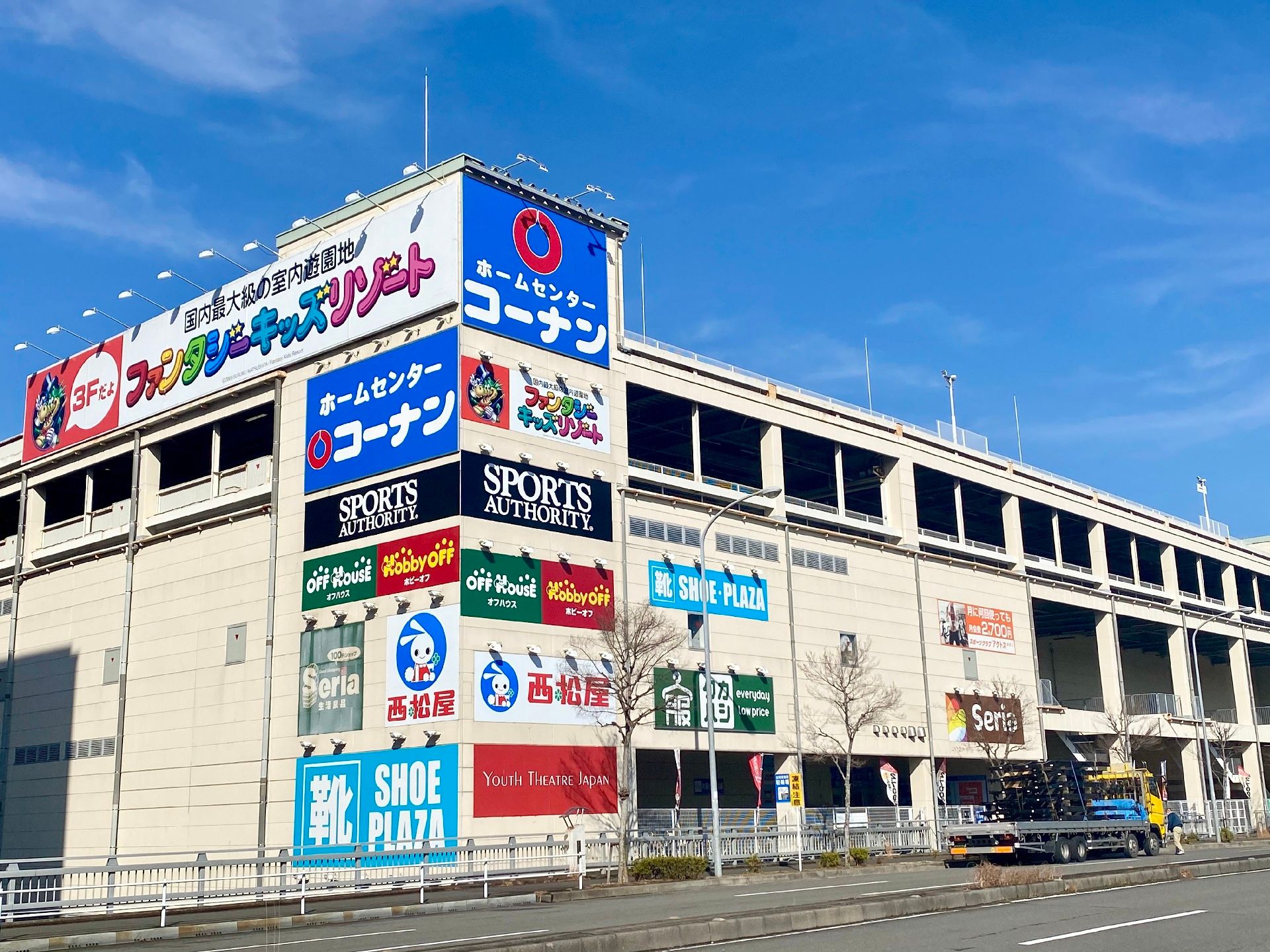 施設の近くには、ホームセンターもある大きなショッピングモールがある。大きな道路に接してあり、屋内駐車場がついている。