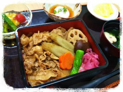 重箱に入った牛丼と野菜の煮物、サラダと吸い物のセット
