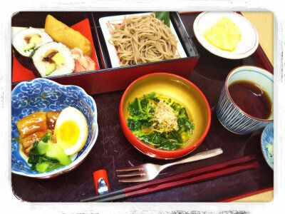 太巻き寿司とそば、ほうれん草のおひたしと角煮のセット