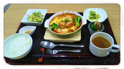 グラタンとサラダ、スープとライスのセット