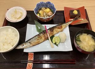 さんまの塩焼きとご飯と味噌汁、羊羹のデザートのセット