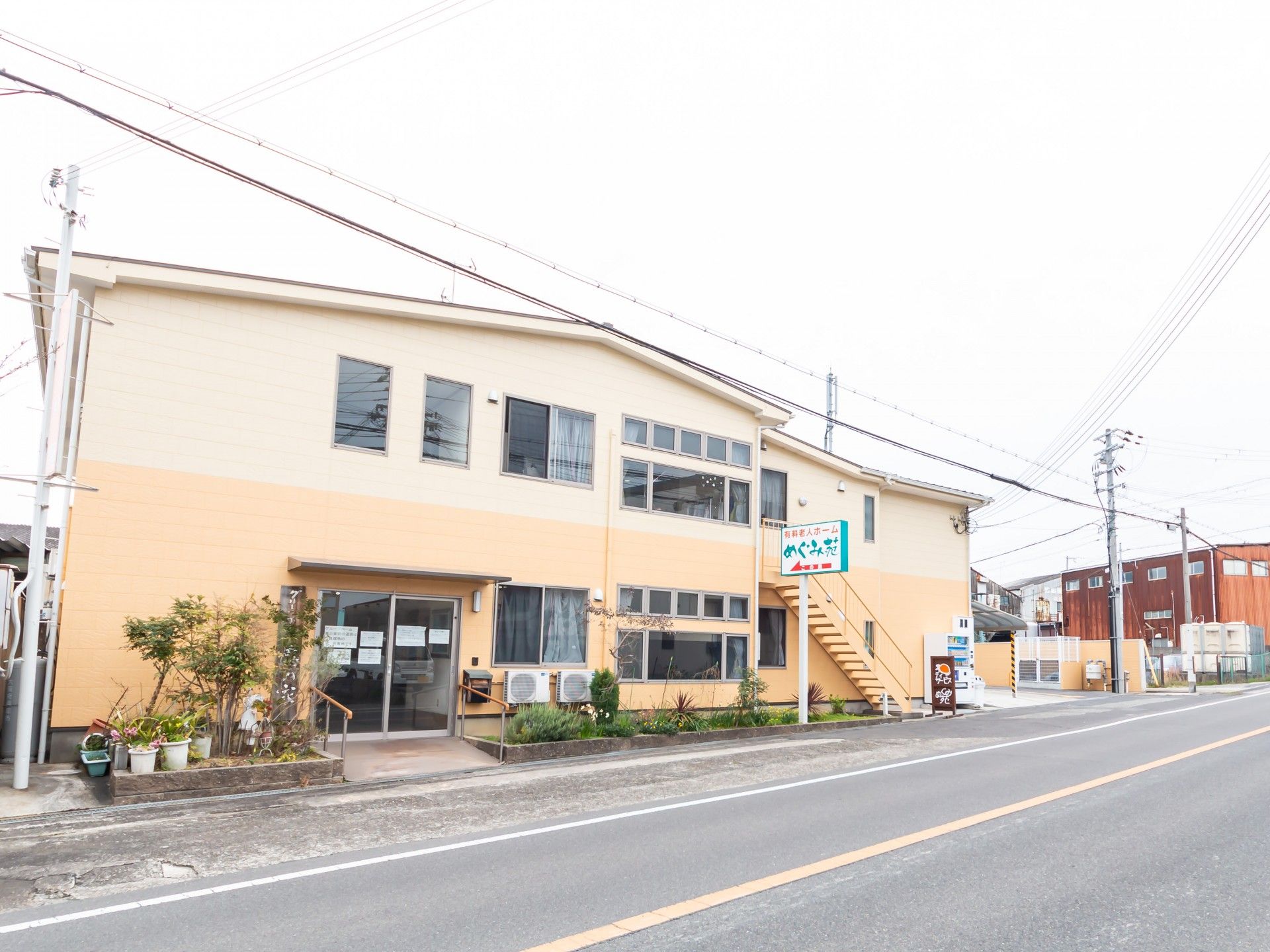 明るい外観の建物