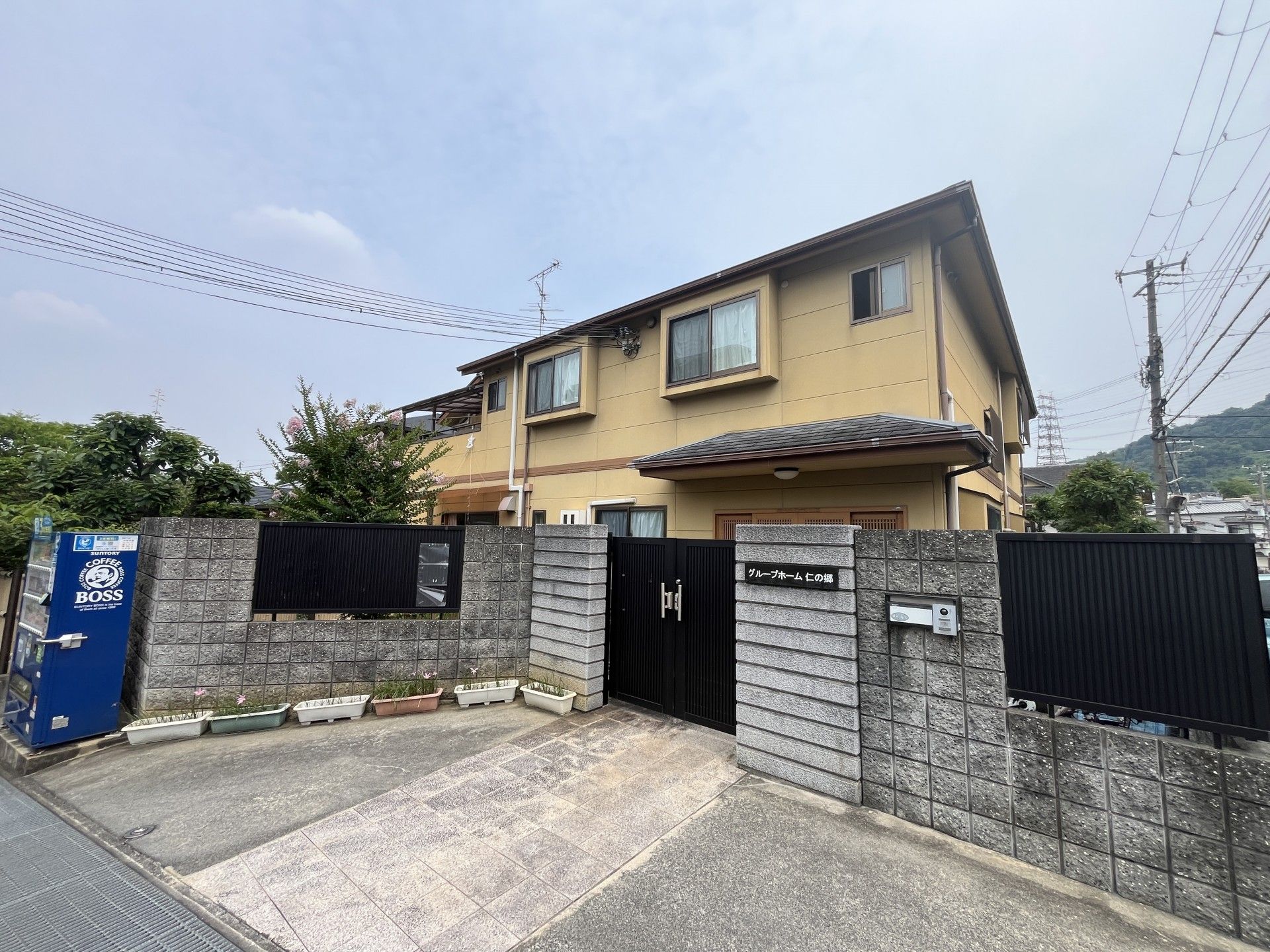 落ち着いた外観の建物