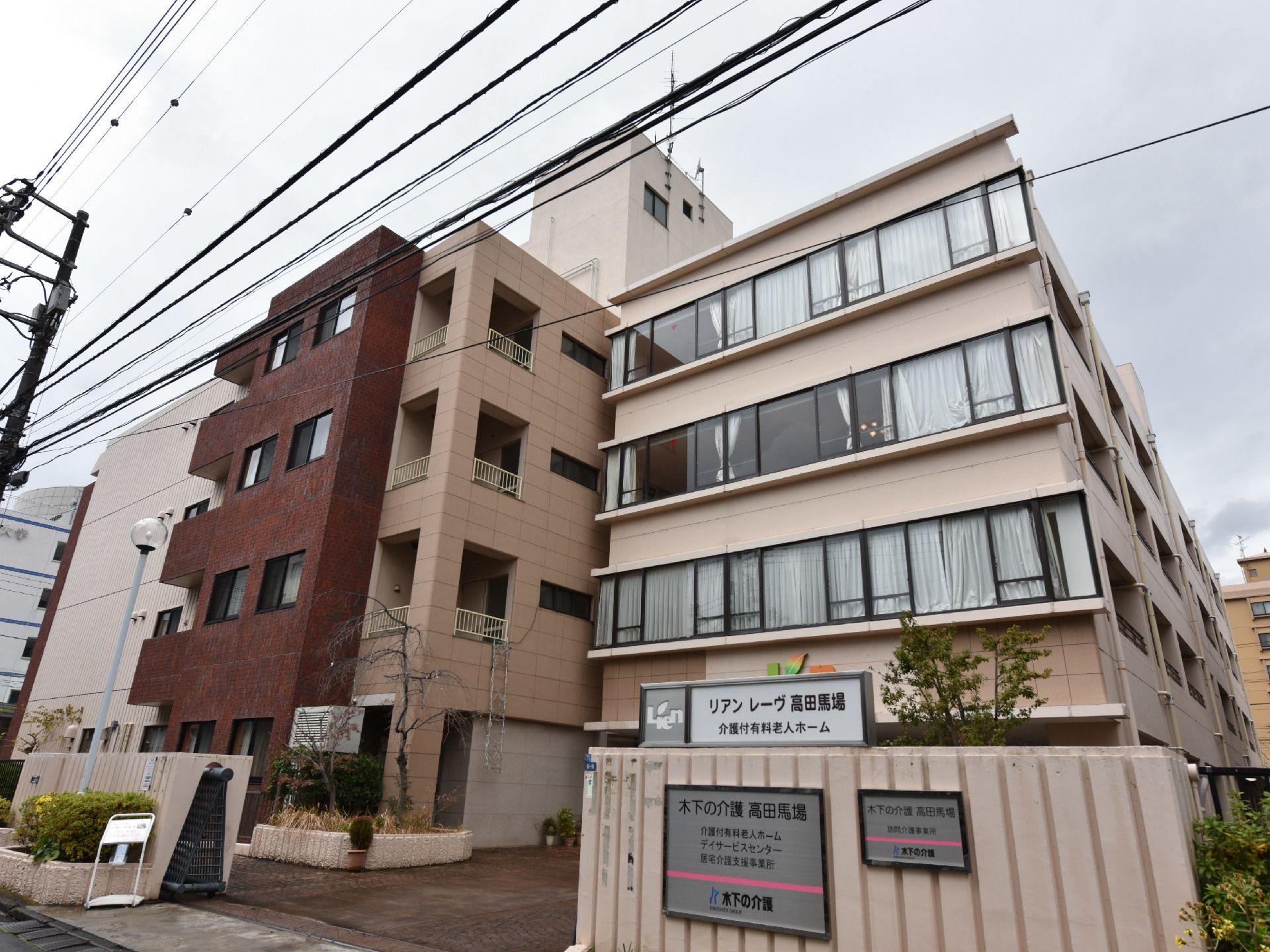 こちらの施設は、4階建てのベージュ色した建物である。周囲の建物も似たような色、階数があるので、違和感なく溶け込んでいる。